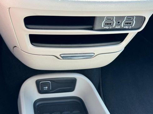 Used 2024 Chrysler Pacifica Touring-L FWD image 20