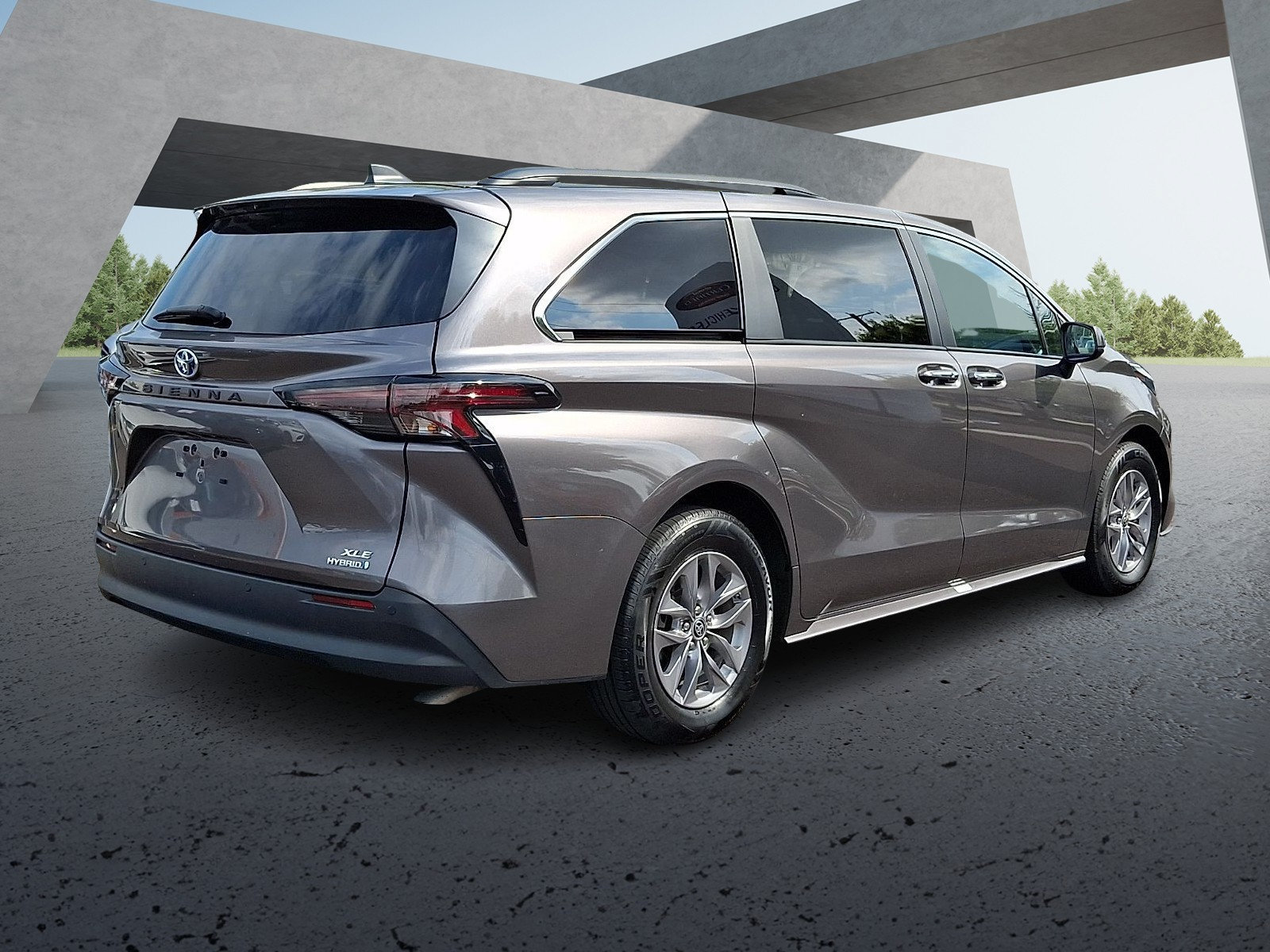 Used 2024 Toyota Sienna XLE FWD image 6