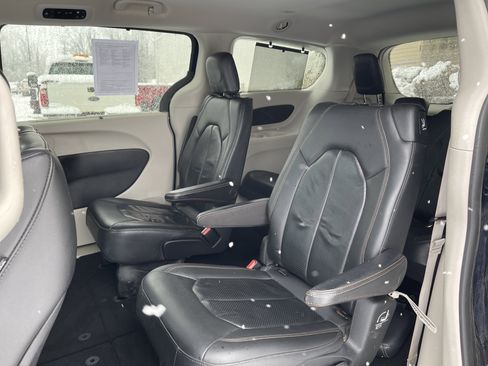Used 2018 Chrysler Pacifica Touring-L image 10