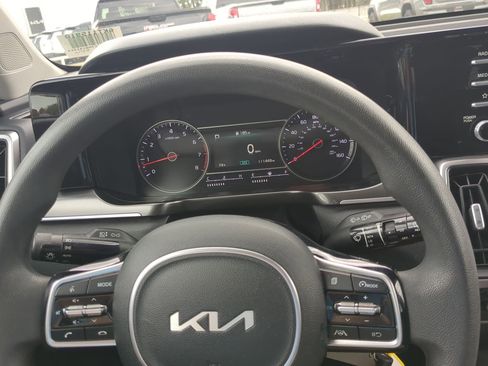 Used 2022 Kia Sorento LX image 12
