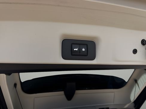 Used 2023 Nissan Ariya AWD/4WD image 23