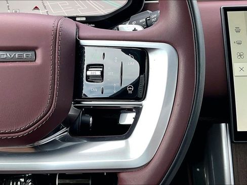 Used 2025 Land Rover Range Rover SE image 12
