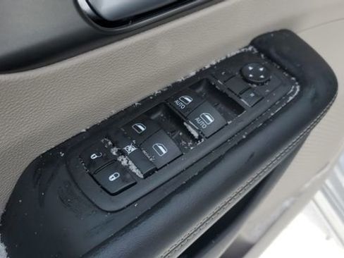 Certified 2024 Chrysler Pacifica Touring-L image 6