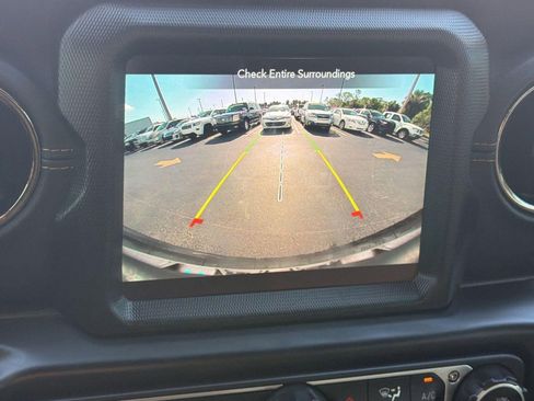 Used 2022 Jeep Wrangler Unlimited Sahara AWD/4WD image 22