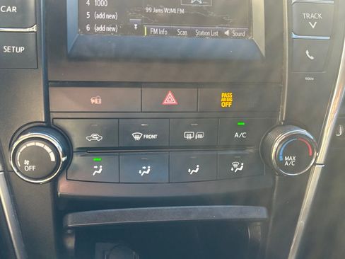 Used 2017 Toyota Camry SE image 13