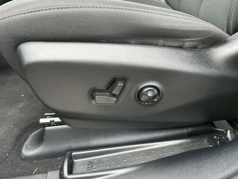 Used 2024 Chrysler Pacifica Touring FWD image 12