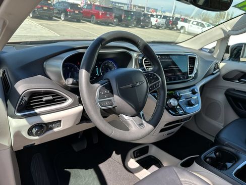 Used 2024 Chrysler Pacifica Touring-L FWD image 53