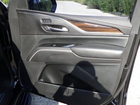 Used 2021 Cadillac Escalade Premium Luxury AWD/4WD image 16