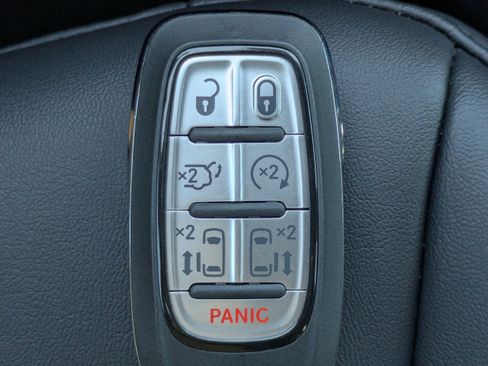 Used 2026 Chrysler Pacifica Select image 36