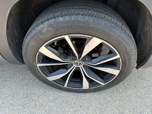 Used 2024 Volkswagen Atlas SEL Premium R-Line image 8