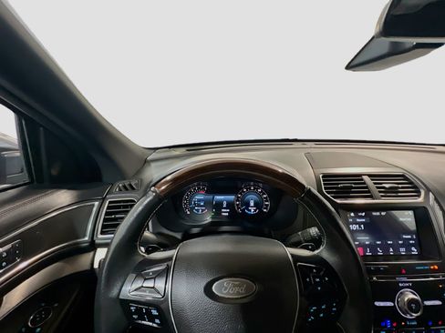 Used 2018 Ford Explorer Platinum AWD/4WD image 7