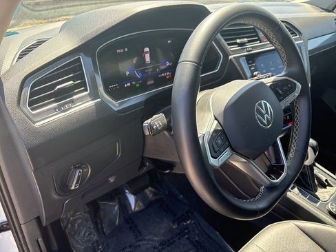 Used 2024 Volkswagen Tiguan SE AWD/4WD image 16