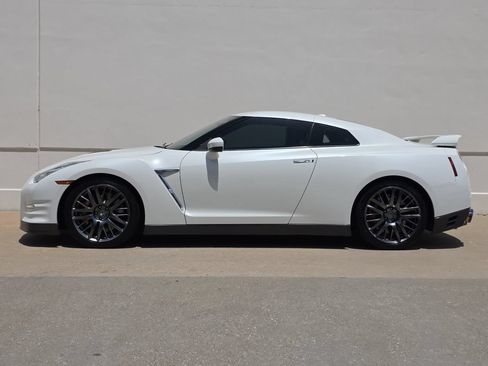 Used 2016 Nissan GT-R Premium AWD/4WD image 2