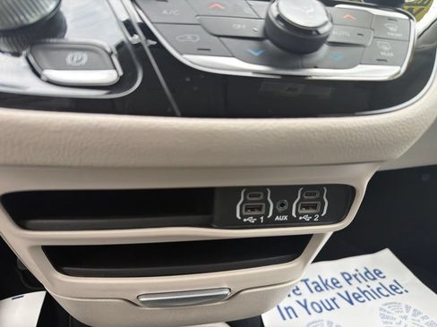Used 2024 Chrysler Pacifica Limited FWD image 24