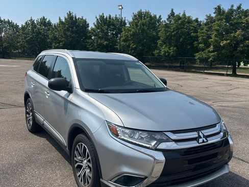 Used 2018 Mitsubishi Outlander ES AWD/4WD image 4