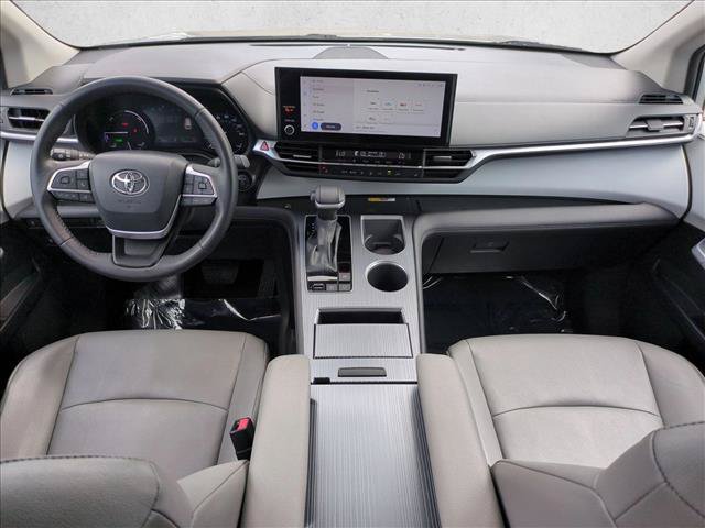 Used 2025 Toyota Sienna XLE FWD image 17