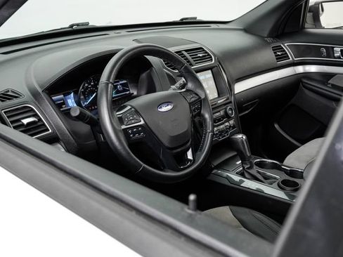 Used 2017 Ford Explorer XLT w/ Equipment Group 202A FWD image 8