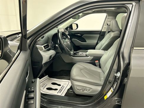 Used 2023 Toyota Highlander XLE image 9