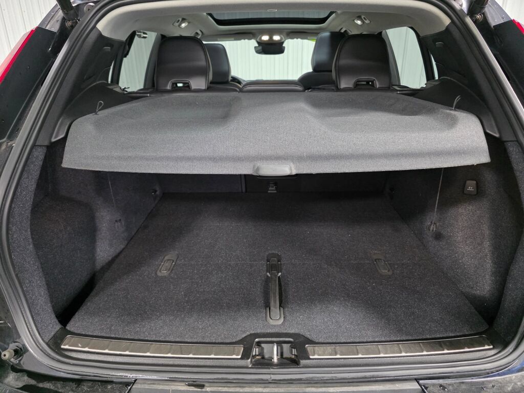 Used 2023 Volvo XC40 B5 Plus AWD/4WD image 11