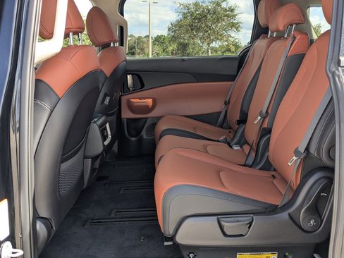 Certified 2025 Kia Carnival EX image 17