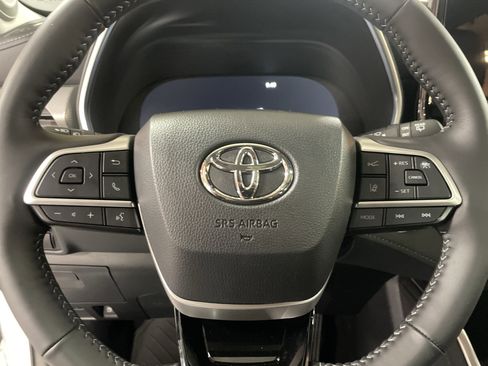 Used 2025 Toyota Highlander Platinum image 18