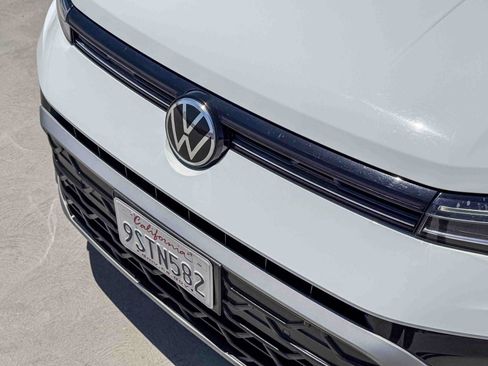 Used 2025 Volkswagen Taos SE FWD image 8