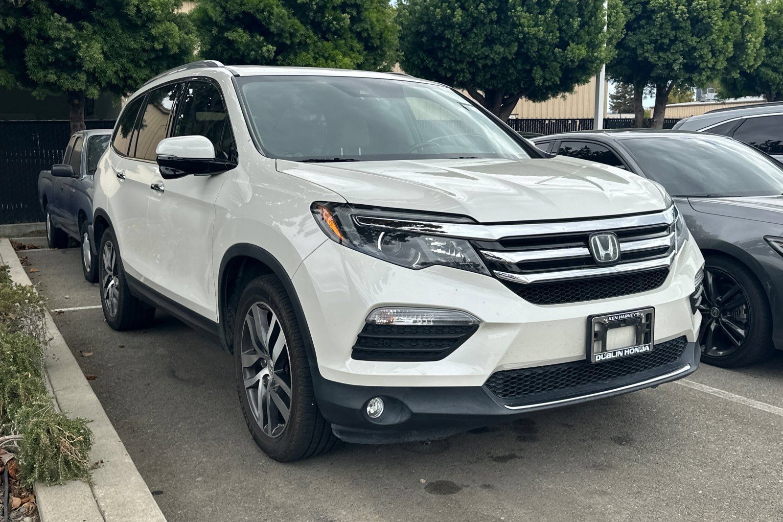 Used 2017 Honda Pilot Touring image 2