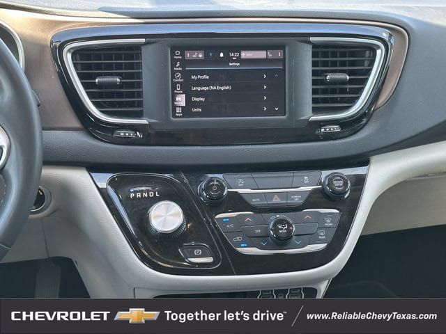 Used 2022 Chrysler Voyager LX FWD image 16