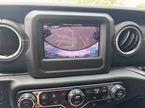 Used 2019 Jeep Wrangler Unlimited Sahara w/ LED Lighting Group AWD/4WD image 26