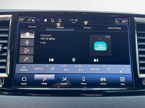 Certified 2024 Chrysler Pacifica Touring-L image 18