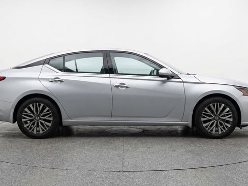 Used 2025 Nissan Altima 2.5 SV image 11