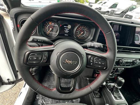 Used 2025 Jeep Wrangler Unlimited Rubicon image 14