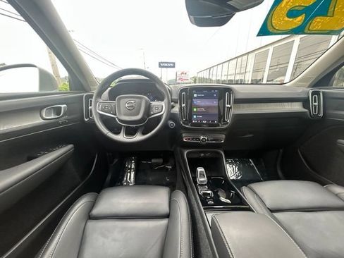 Certified 2025 Volvo XC40 B5 Plus AWD/4WD image 17