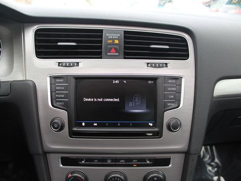 Used 2017 Volkswagen Golf SE image 29