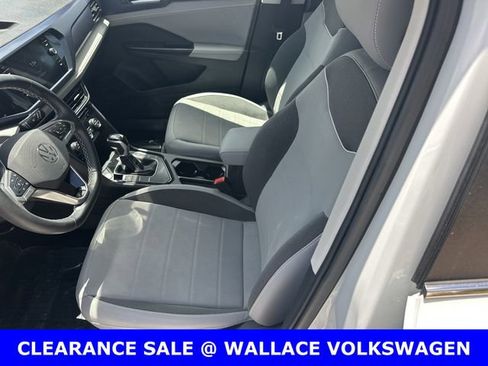 Certified 2024 Volkswagen Taos SE w/ Black Wheel Package FWD image 18