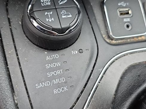 Certified 2019 Jeep Cherokee Trailhawk w/ Cold Weather Group AWD/4WD image 12