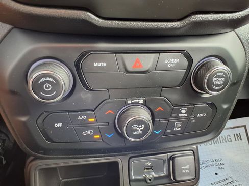 Used 2020 Jeep Renegade Latitude w/ Popular Equipment Group image 7