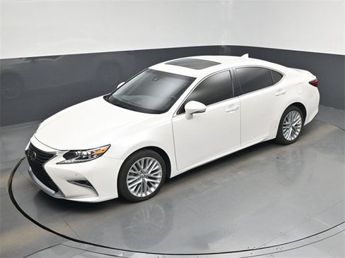 Used 2016 Lexus ES 350 w/ Luxury Package w/Wood Trim image 39