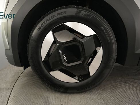 Used 2024 Kia EV9 Light Long Range RWD image 19