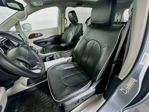 Used 2022 Chrysler Pacifica Limited FWD image 13