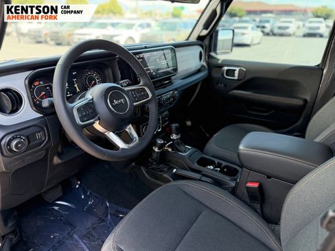 Used 2026 Jeep Wrangler Unlimited Sahara AWD/4WD image 28