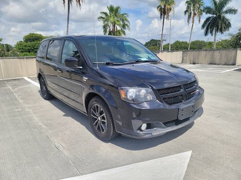 Used 2015 Dodge Grand Caravan SXT w/ Blacktop Package FWD image 4