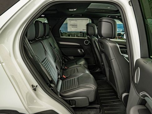 New 2026 Land Rover Discovery Dynamic SE image 33