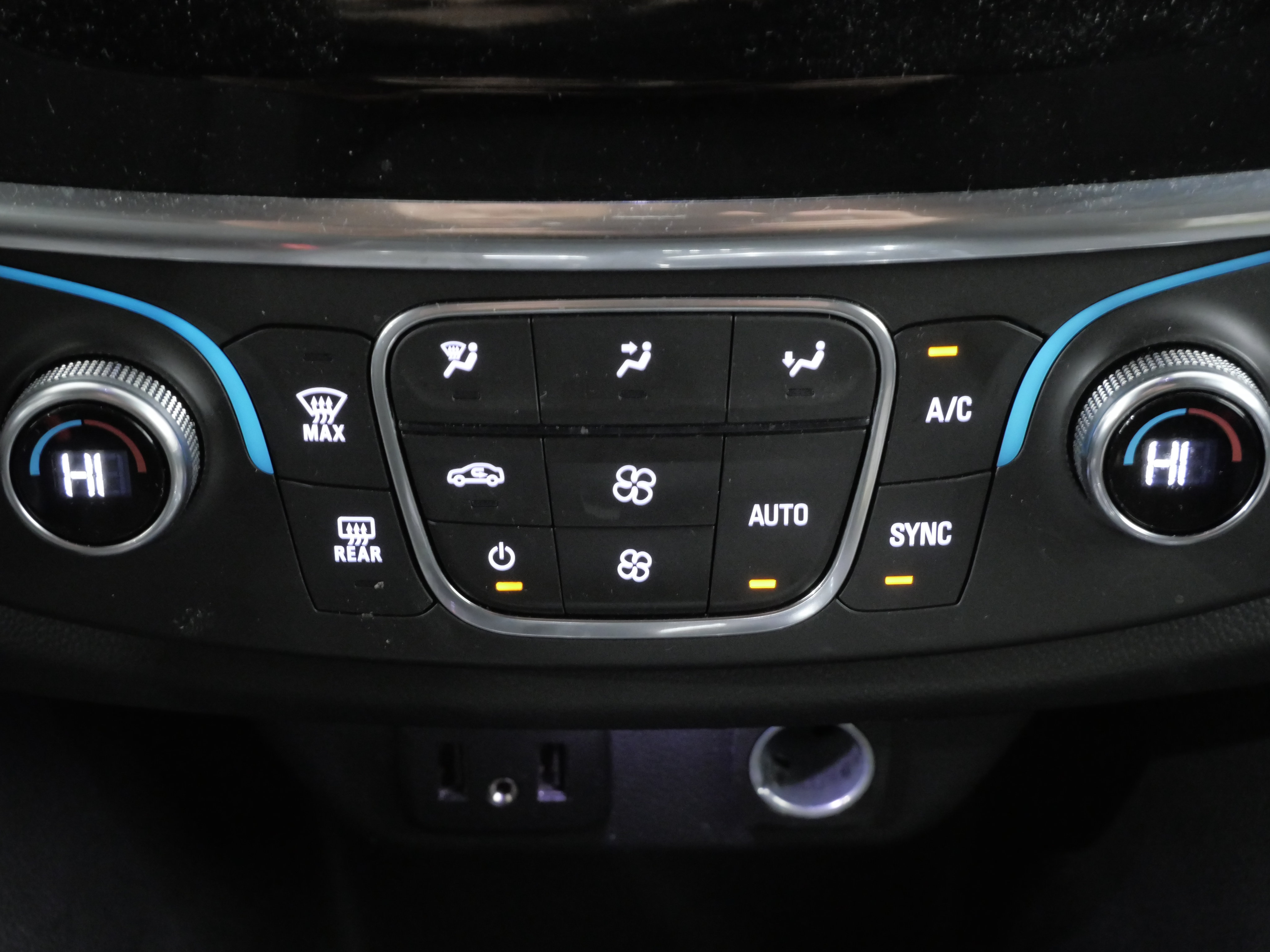 Used 2023 Chevrolet Traverse LT FWD image 19