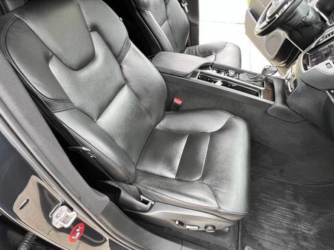 Used 2017 Volvo XC90 T6 Momentum w/ Vision Package image 18