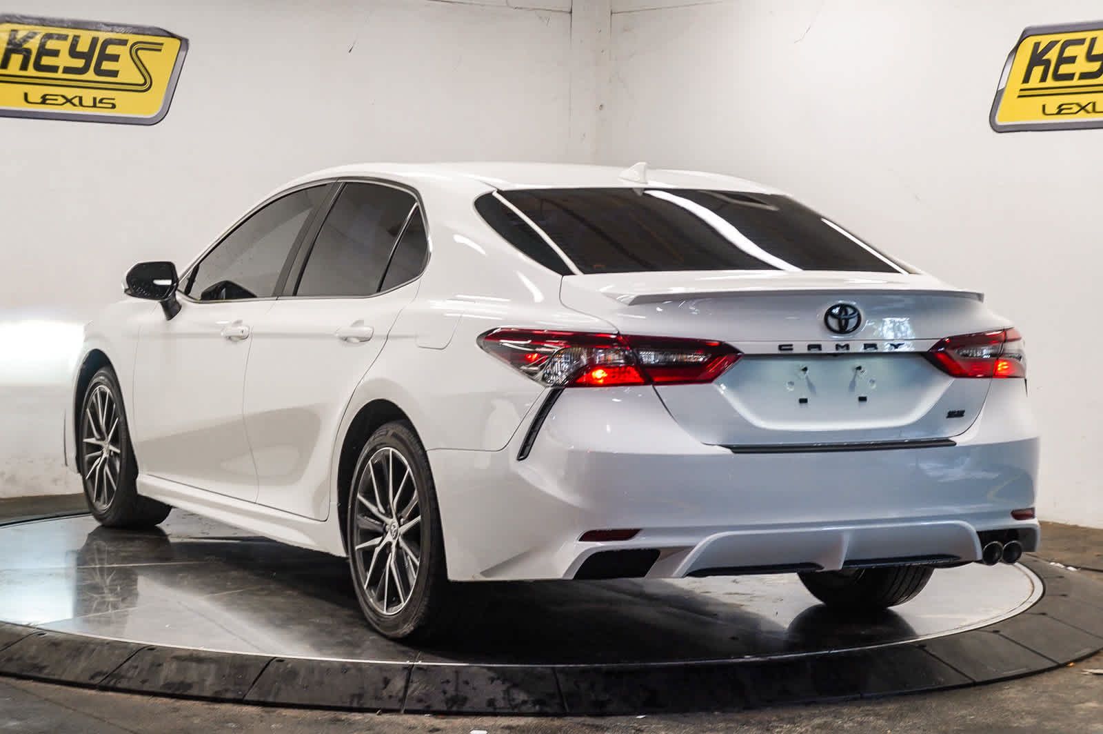 Used 2024 Toyota Camry SE w/ Convenience Package FWD image 2