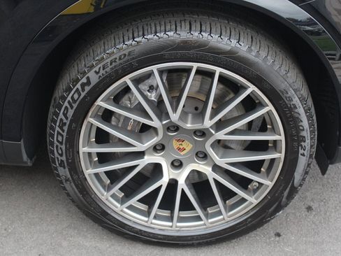 Used 2022 Porsche Cayenne Platinum Edition image 29