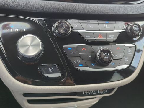 Used 2024 Chrysler Pacifica Touring-L FWD image 25