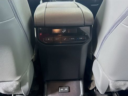 Used 2024 Toyota Highlander XLE image 25