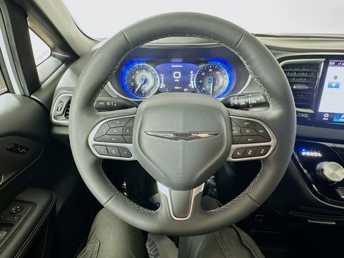 Used 2026 Chrysler Pacifica Select FWD image 11